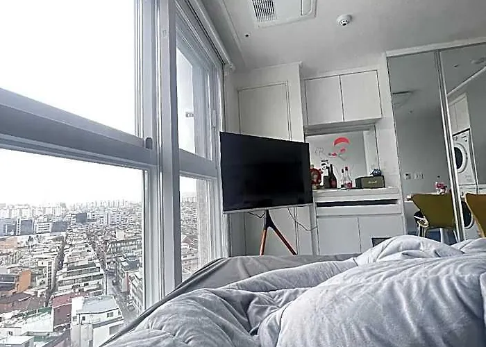 Jam-sil Emotional House! 5min Walk From Lotte Tower, Jamsil Station, Seokchon Seul